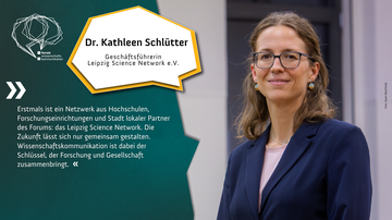 Foto von Dr. Kathleen Schlütter, Geschäftsführerin Leipzig Science Network e. V.. Sie trägt einen dunklen Blazer, eine kantige Brille und bunte Ohrringe. Schlütter hat schulterlange braune Haare, die sie halboffen trägt und lächelt frontal in die Kamera.