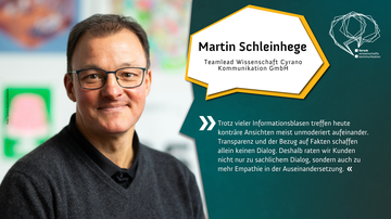 Foto von Martin Schleinhege, Teamlead Wissenschaft Cyrano Kommunikation GmbH. Er hat lichte, kurze Haare und trägt eine eckige Brille. Er schmunzelt. Sein Zitat: „Trotz vieler Informationsblasen treffen heute konträre Ansichten meist unmoderiert aufeinand