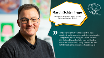 Foto von Martin Schleinhege, Teamlead Wissenschaft Cyrano Kommunikation GmbH. Er hat lichte, kurze Haare und trägt eine eckige Brille. Er schmunzelt. Sein Zitat: „Trotz vieler Informationsblasen treffen heute konträre Ansichten meist unmoderiert aufeinand