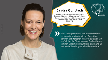 Ein Foto von Sandra Gundlach mit mittellangen braunen Haaren. Sie lächelt, trägt goldene Creolen und trägt einen beigen Cardigan. Sandra Gundlach, Referatsleiterin Wissenschaftskommunikation; Wissenschaftsjahre (BMFTR). Zitat von ihr: “Es ist wichtiger de