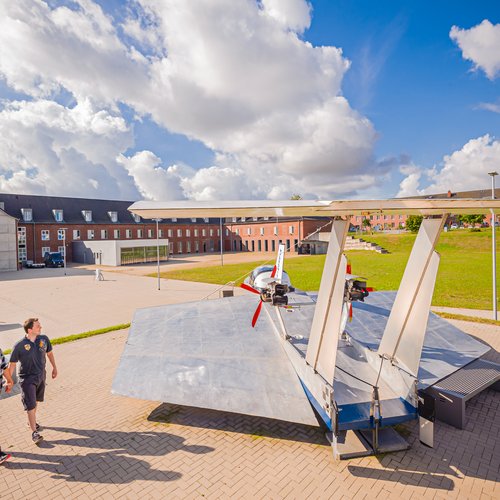 Pressefoto Phantechnikum, Personen vor Gebäude und futuristischer Skulptur