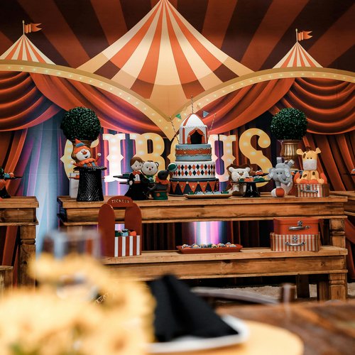 Zirkuszelt mit Spielsachen